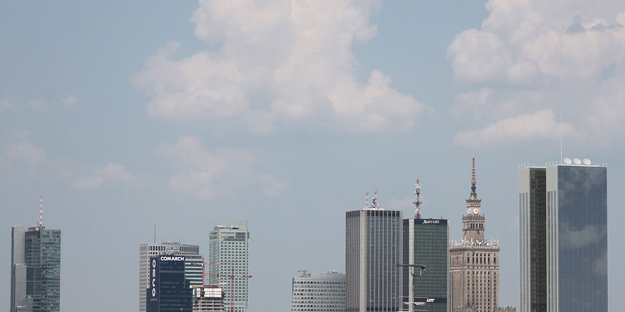 Roma Tower na tle Warszawy