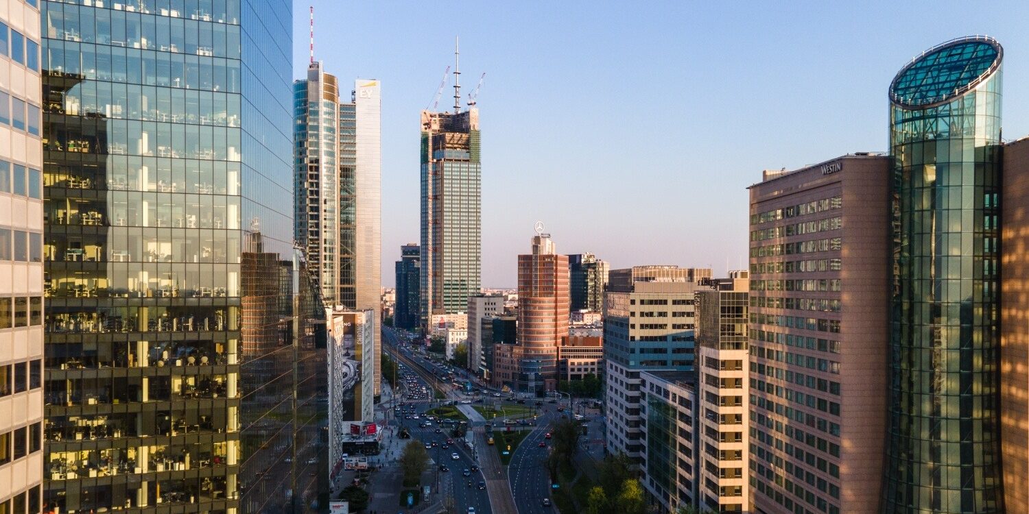 Varso Tower na tle Warszawy