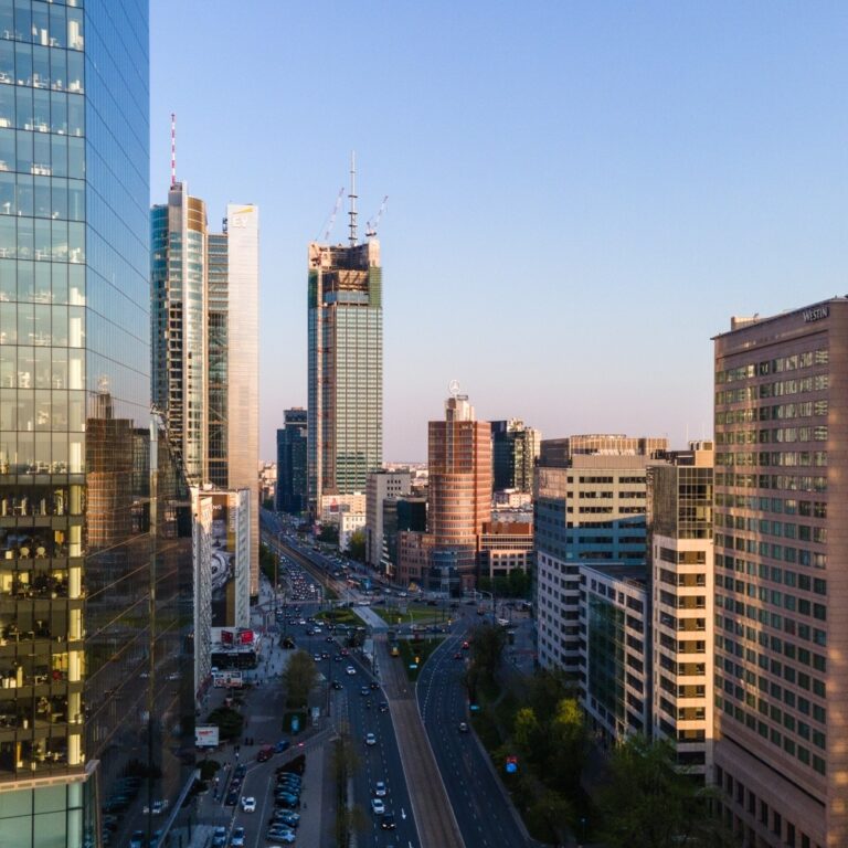 Varso Tower na tle Warszawy