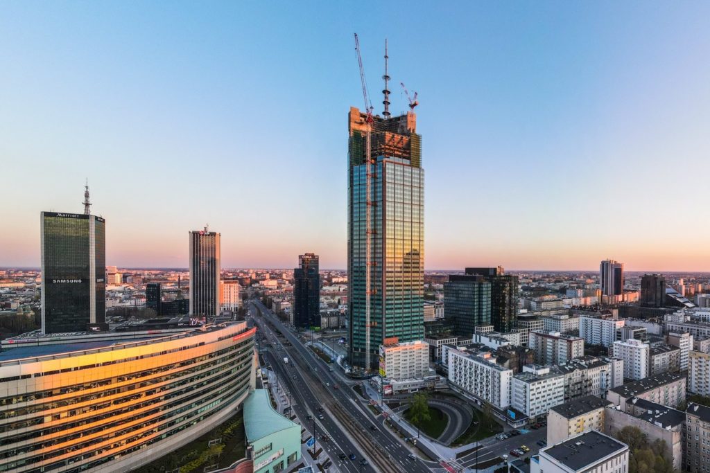 Varso Tower na tle Warszawy