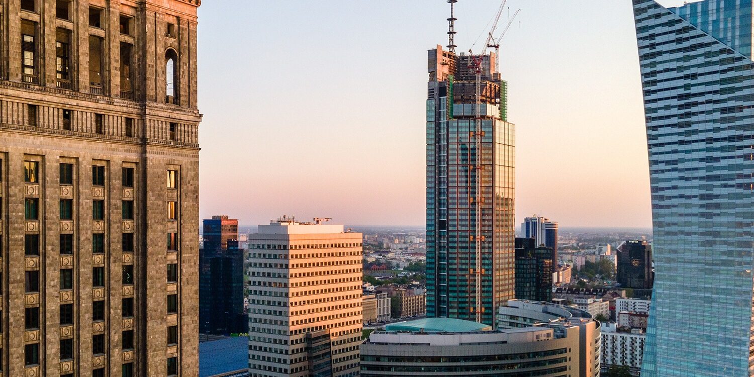 Varso Tower na tle Warszawy