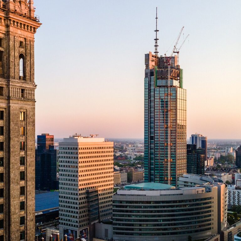 Varso Tower na tle Warszawy