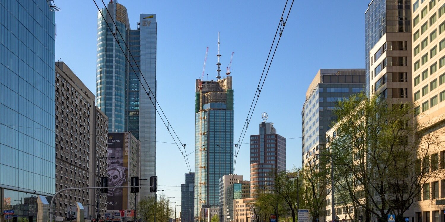 Varso Tower na tle Warszawy