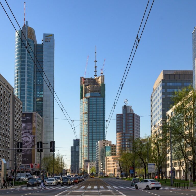 Varso Tower na tle Warszawy