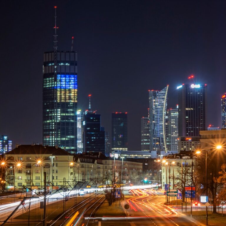 Varso Tower w kolorze Ukrainy