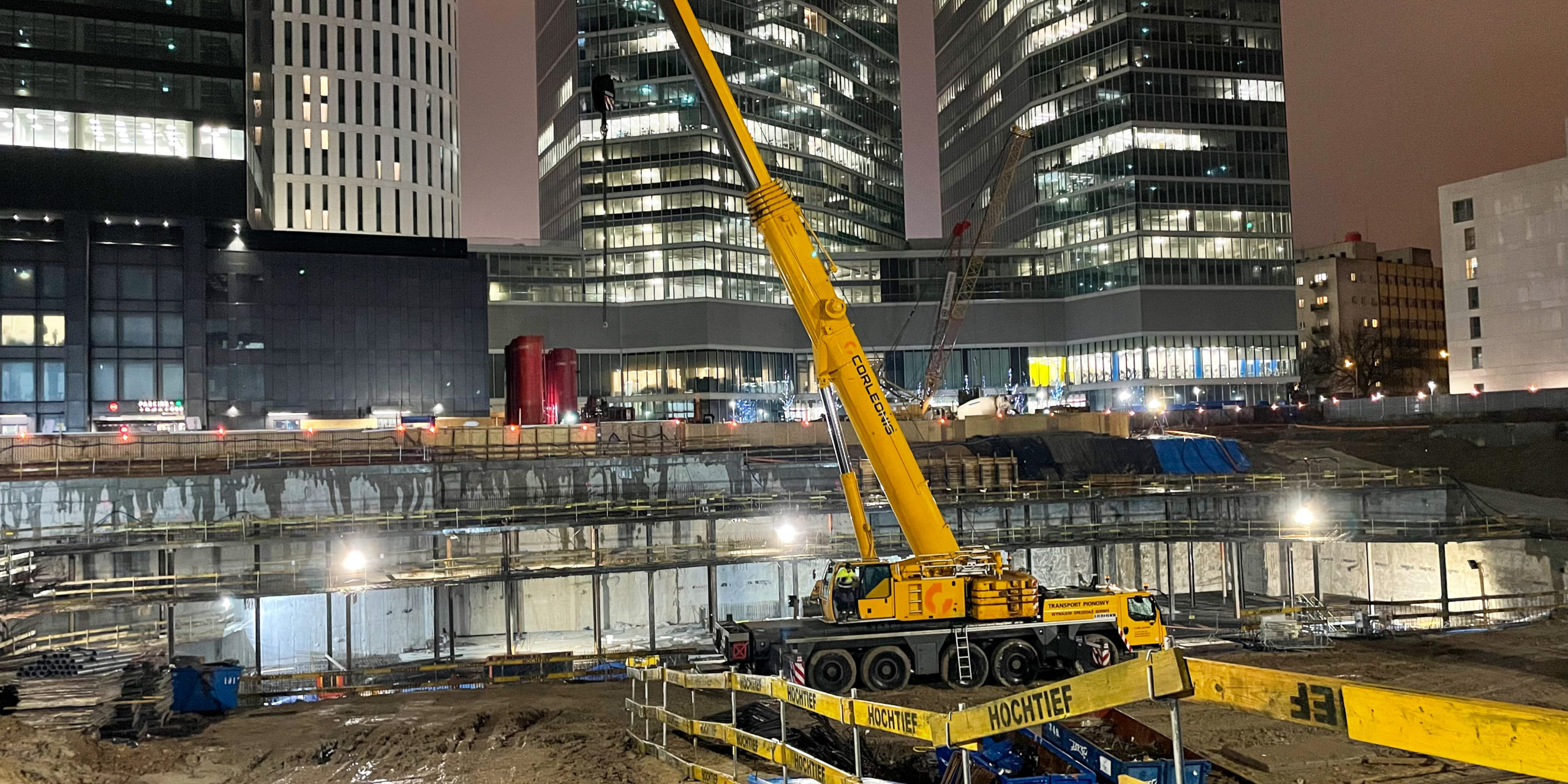 Żuraw na placu budowy Towarowa Towers