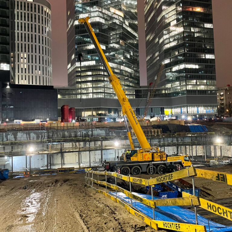 Żuraw na placu budowy Towarowa Towers