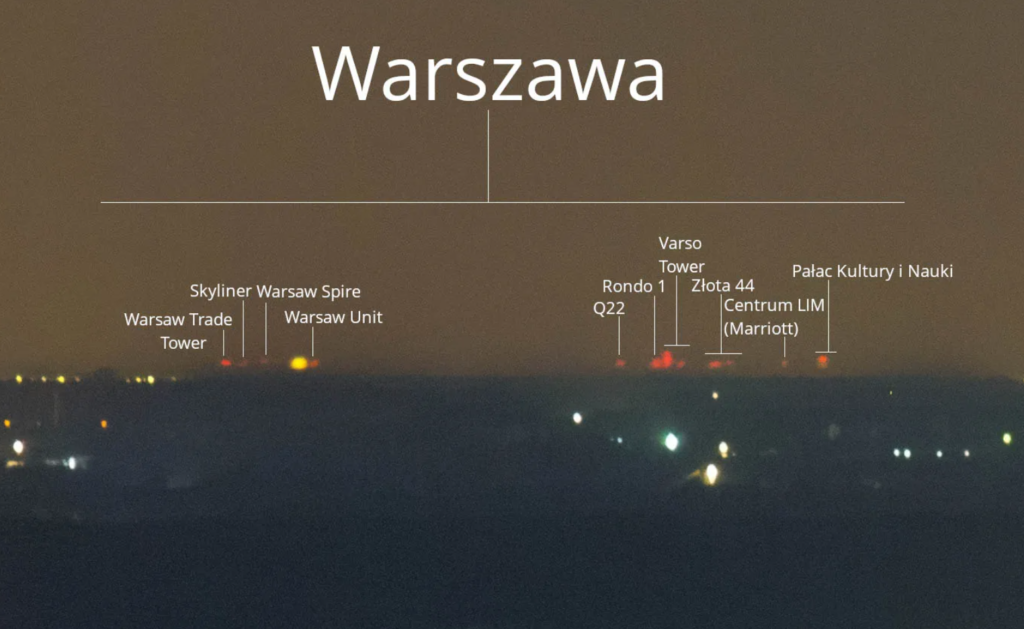 28/05/2023 r.. Widok ze Św. Krzyża na oddalone o ok.152 km wieżowce miasta Warszawa z opisem. Fot.Paweł Kłak.