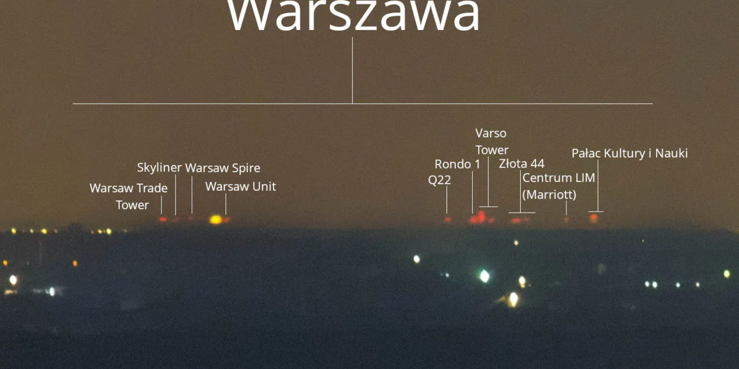 28/05/2023 r.. Widok ze Św. Krzyża na oddalone o ok.152 km wieżowce miasta Warszawa z opisem. Fot.Paweł Kłak.