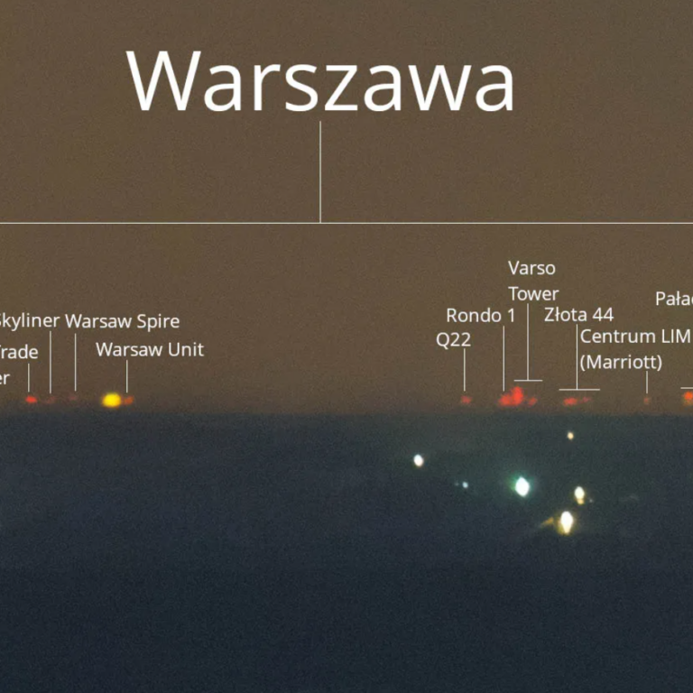 28/05/2023 r.. Widok ze Św. Krzyża na oddalone o ok.152 km wieżowce miasta Warszawa z opisem. Fot.Paweł Kłak.
