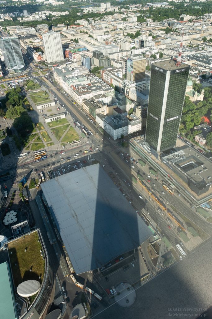 Cień Varso Tower padający na dach Dworca Centralnego. Po prawej wieżowiec Centrum LIM, w którym mieści się hotel Marriott.