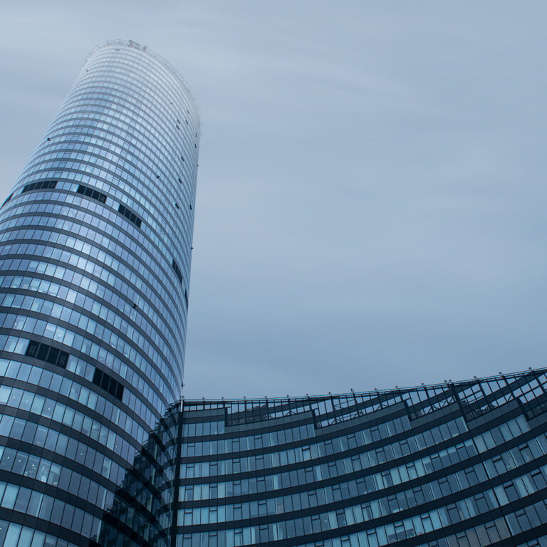 Wieża Sky Tower we Wrocławiu