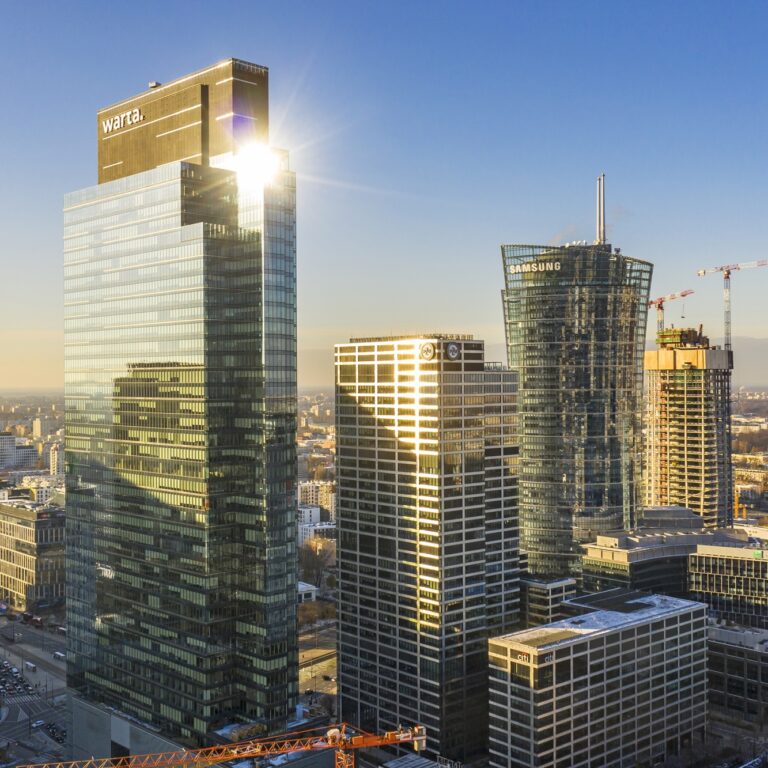 Energia z farm solarnych popłynęła do Warsaw UNIT