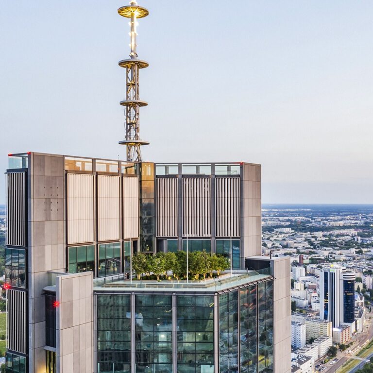 Widok na szczyt wieżowca Varso Tower