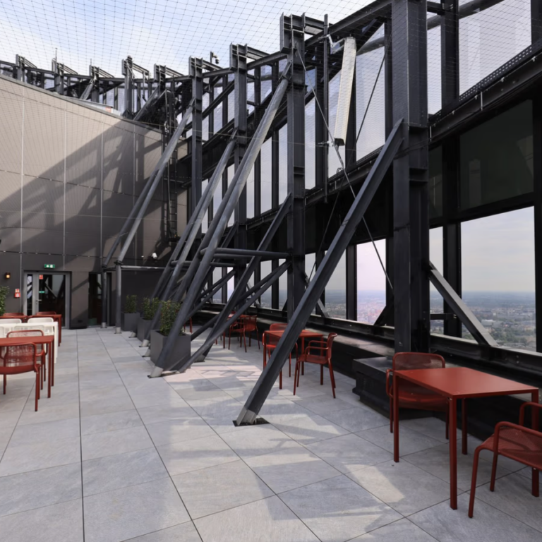 Zewnętrzna część na tarasie widokowym Sky Tower we Wrocławiu