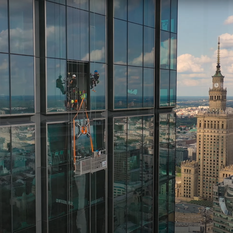 Varso Tower. Wymiana szyby... na 39. piętrze!