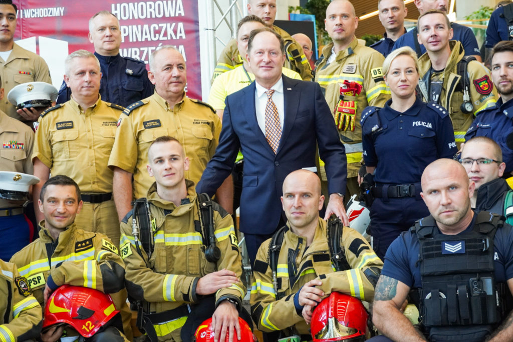 Gościem specjalnym tego wyjątkowego spotkania był ambasador USA w Polsce, Mark Brzezinski, a polskich strażaków wspierali amerykańscy Marines.