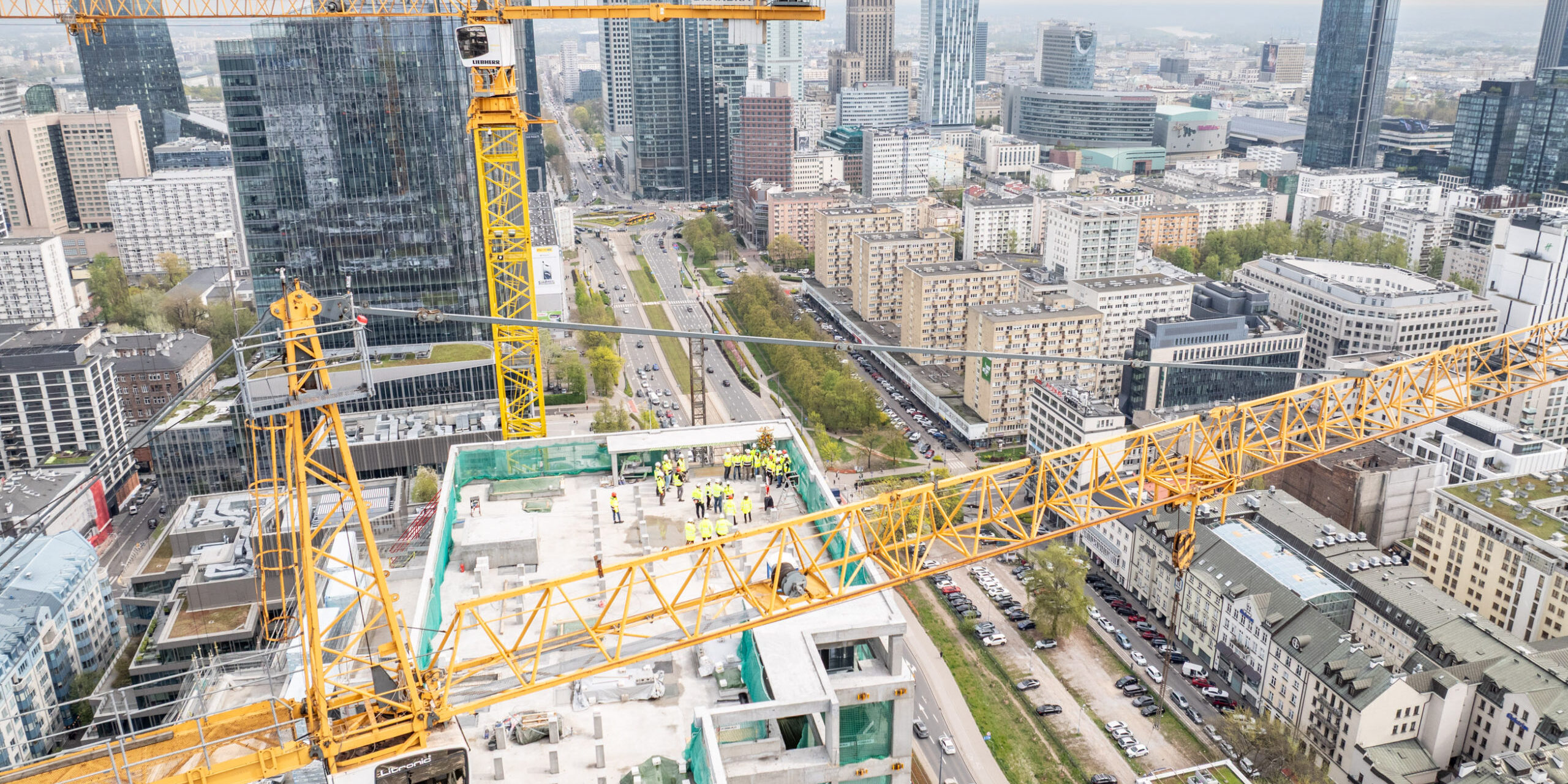 Wieżowiec w centrum Warszawy z wiechą. Studio A od Skanska blisko finiszu