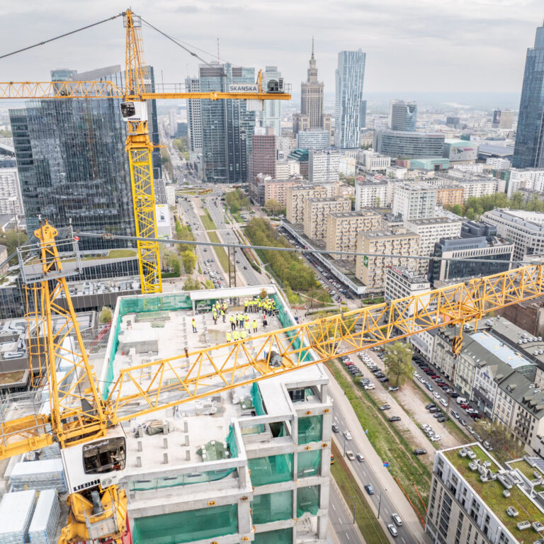 Wieżowiec w centrum Warszawy z wiechą. Studio A od Skanska blisko finiszu