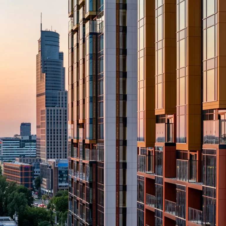 Towarowa Towers. Pierwsi mieszkańcy wprowadzają się do nowych wieżowców w centrum Warszawy