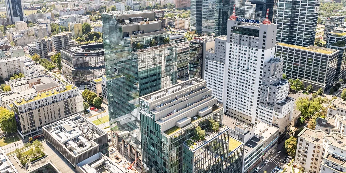 Studio A, najnowsza warszawska inwestycja Skanska, z ukończoną fasadą
