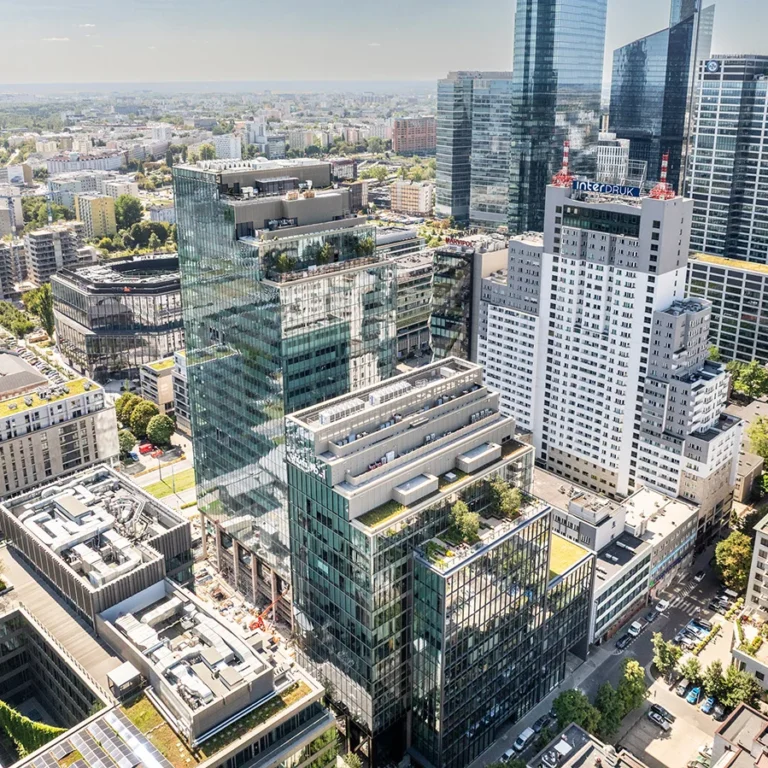 Studio A, najnowsza warszawska inwestycja Skanska, z ukończoną fasadą